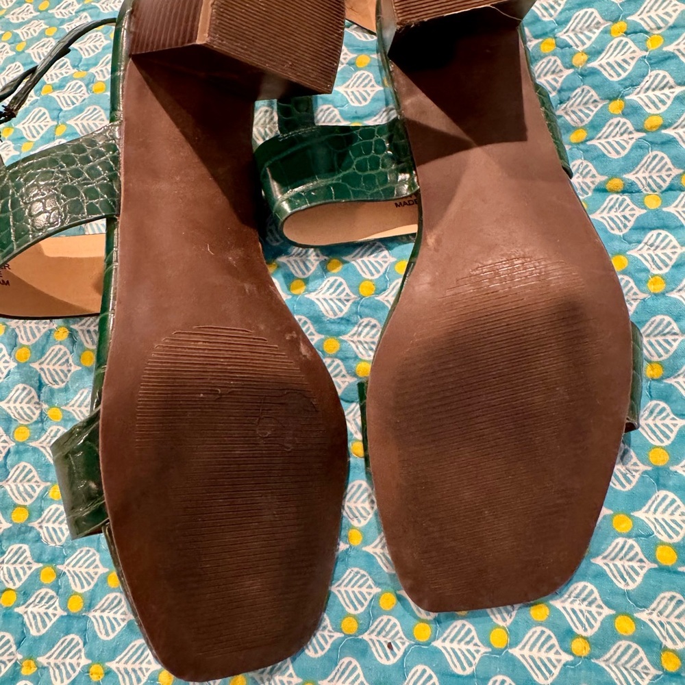Ann Taylor factory, Green Croc-Embossed Block Heel Sandals; 8M. - Picture 6 of 7